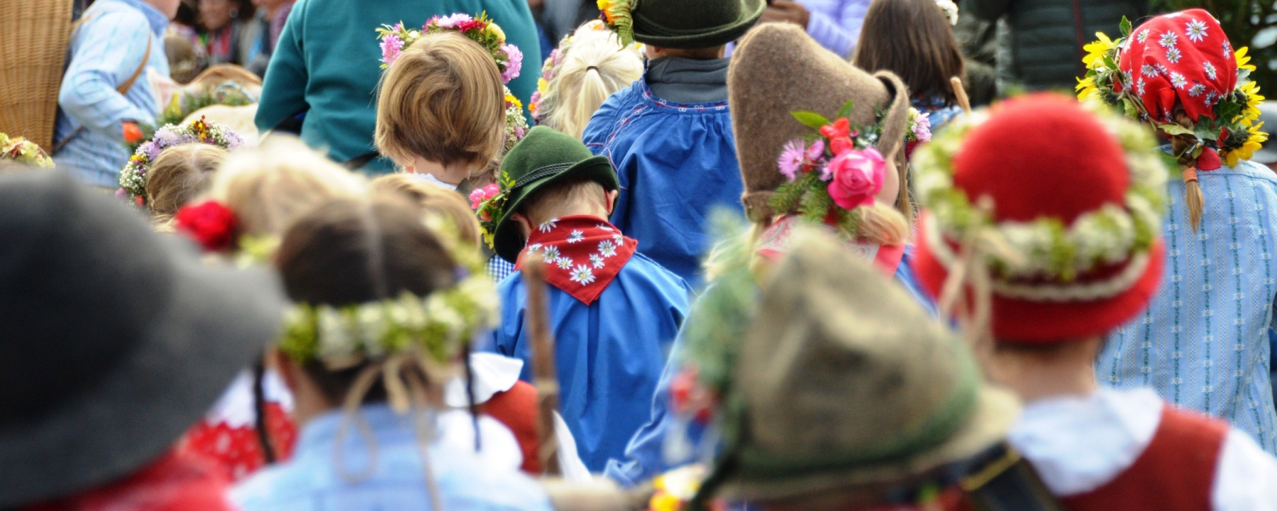 Die Buben mit Glocken, die Mädchen blumengeschmückt