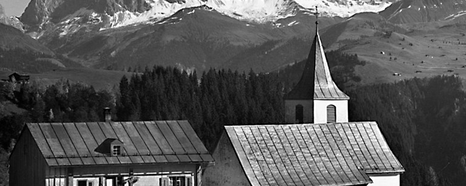 Kirche und Pfarrhaus in Furna