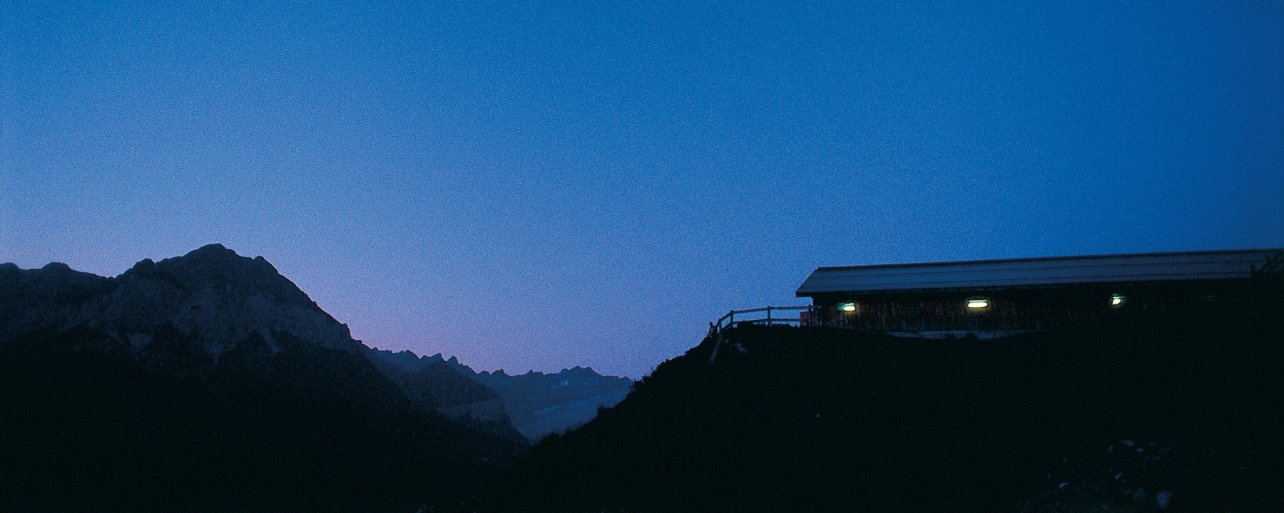 Alpgebäude in der Abendstimmung