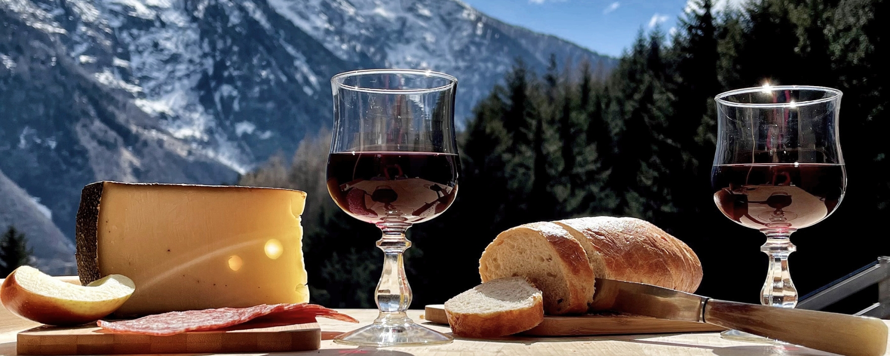 Alpkäse, Wein aus der Bündner Herrschaft, Brot vom Dorfbeck und Fleisch aus der Dorfmetzgerei.