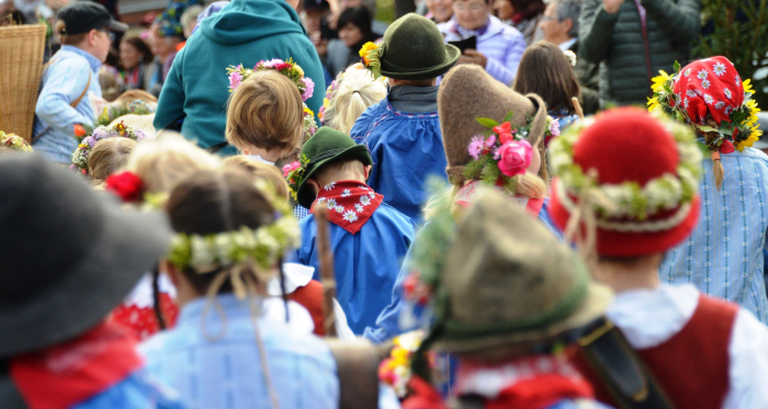 Die Buben mit Glocken, die Mädchen blumengeschmückt