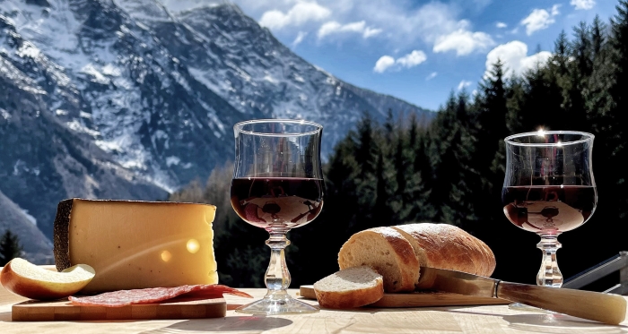 Alpkäse, Wein aus der Bündner Herrschaft, Brot vom Dorfbeck und Fleisch aus der Dorfmetzgerei.