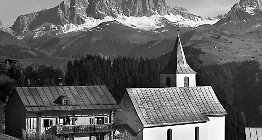 Kirche und Pfarrhaus in Furna (© Wikipedia) Kirche und Pfarrhaus in Furna