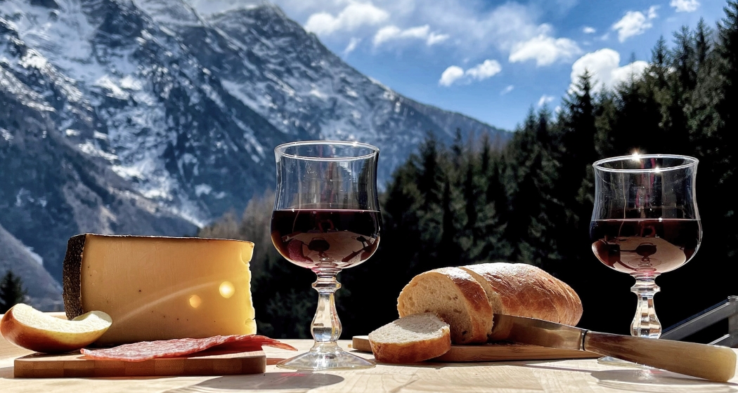 Was zusammen wächst, schmeckt zusammen besser. (© D. Göpfert) Alpkäse, Wein aus der Bündner Herrschaft, Brot vom Dorfbeck und Fleisch aus der Dorfmetzgerei.