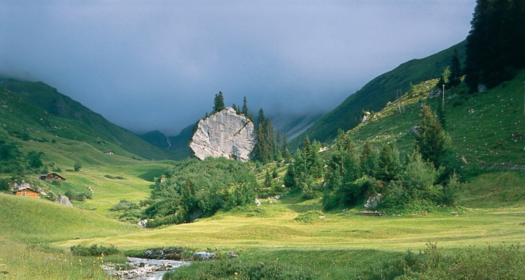 Der mystische Schlangenstein in Gafien St. Antönien (© Peter Donatsch) Der mystische Schlangenstein in Gafien St. Antönien