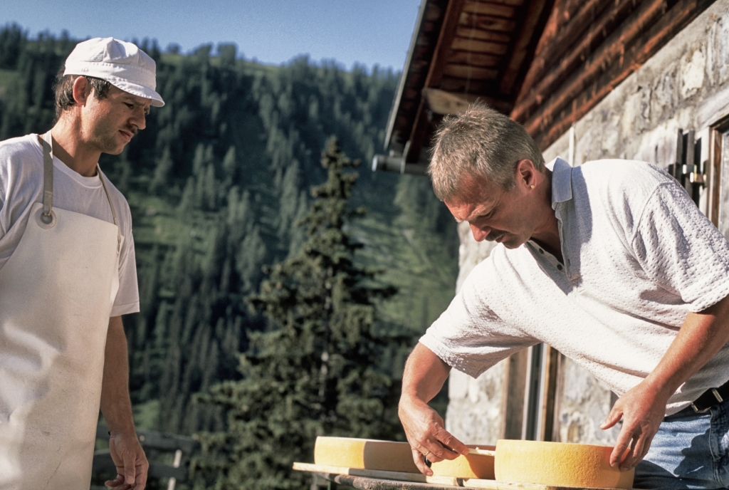 Gemeinsam wird kontrolliert wie der Käse reift