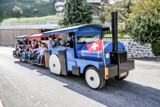 Mit dem Bähnli von Parschientsch ins Dorf Mit dem Bähnli von Parschientsch ins Dorf