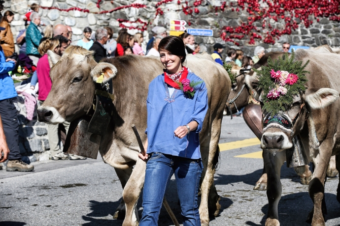 Stolze Älplerin beim Alpabzug (© Kellermedia, Grüsch) Stolze und glückliche Älplerin mit Alpkuh beim Alpabzug