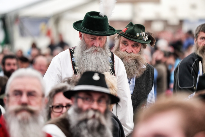 Teilnehmer des Internationalen Alpenbarttreffens (© Kellermedia, Grüsch) Teilnehmer des Internationalen Alpenbarttreffens auf dem Weg zur Bühne