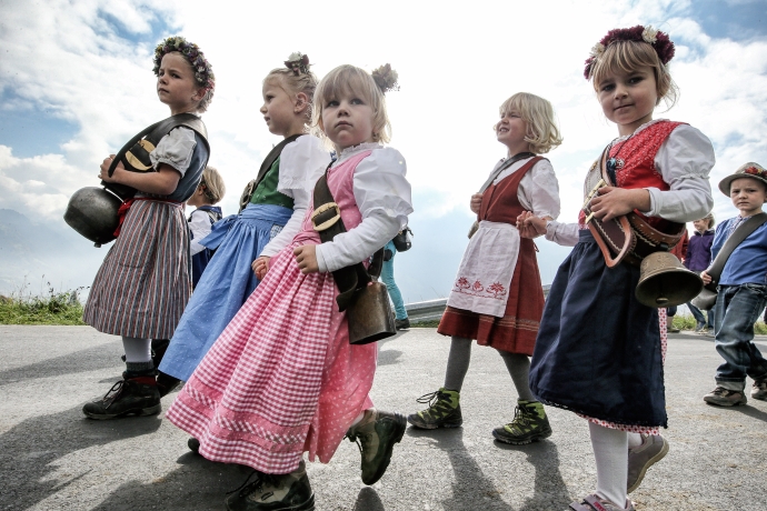 Kindergruppe am Umzug durch das Dorf Seewis (© Kellermedia, Grüsch) Kindergruppe am Umzug durch das Dorf Seewis