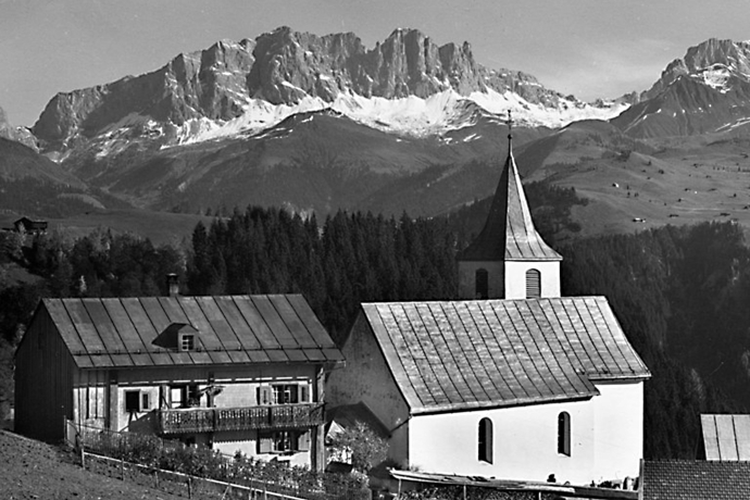 Kirche und Pfarrhaus in Furna
