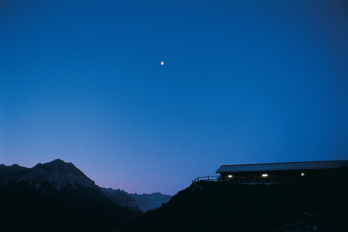 Alpgebäude in der Abendstimmung 