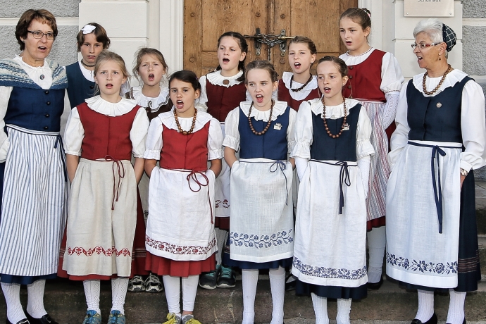 Kinderjodelgruppe in den Marktstrassen.