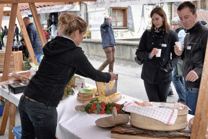 Junge Bäuerin rüstet Alpkäse für die Marktbesucher. (© Ziitla.ch) Junge Bäuerin rüstet Alpkäse für die Marktbesucher.