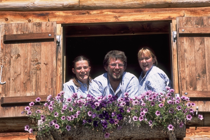 Alp Team schaut zum Fenster hinaus