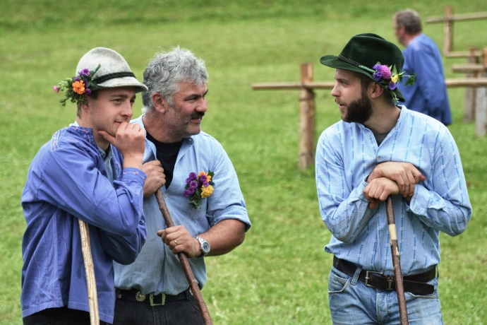 Seewiser Bauern im Gespräche vertieft.