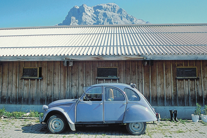 Citroën 2CV Deux Chevaux vor Alp Stall (© Peter Donatsch) Citroën 2CV Deux Chevaux vor Alp Stall