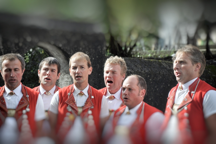 Jodlergruppen nach Gottesdienst (© D. Göpfert) Die Jodlergruppen sind nach dem Gottesdienst in den Marktstrassen unterwegs.