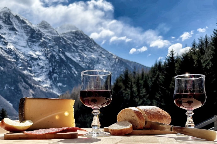 Was zusammen wächst, schmeckt zusammen besser. (© D. Göpfert) Alpkäse, Wein aus der Bündner Herrschaft, Brot vom Dorfbeck und Fleisch aus der Dorfmetzgerei.