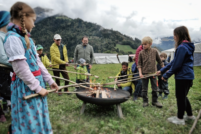 Schlangenbrot bräteln. (© Ziitla.ch) Schlangenbrot bräteln, alle Plätze an der Feuerschale sind besetzt.