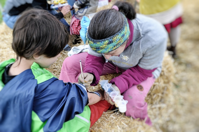 Kinder lassen sich Tatoos aufmalen. (© Ziitla.ch) Kinder lassen sich Tatoos aufmalen.