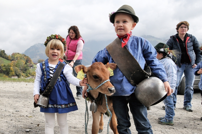 Alp Spektakel Kinderumzug (© Ziitla.ch) Alp Spektakel Kinderumzug Mädchen, Kalb und Junge