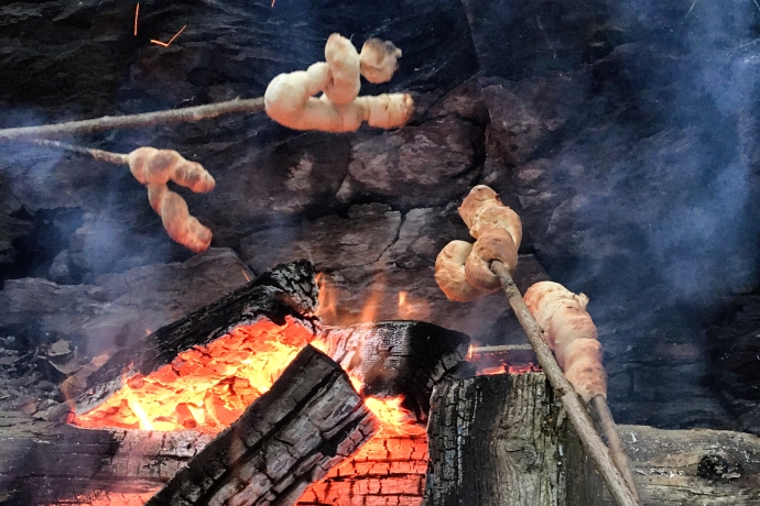 Schlangebrot mit Teig vom Dorfbeck Fausch (© D. Göpfert) Schlangebrot mit Teig von der Dorfbeckerei
