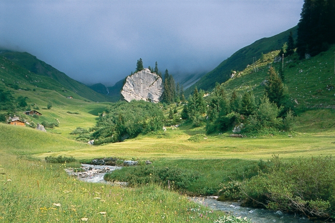Der mystische Schlangenstein in Gafien St. Antönien (© Peter Donatsch) Der mystische Schlangenstein in Gafien St. Antönien