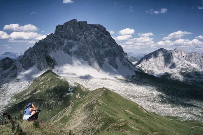 Hirtin spiegelt Alpweide ab. Im Hintergrund die Sulzfluh.