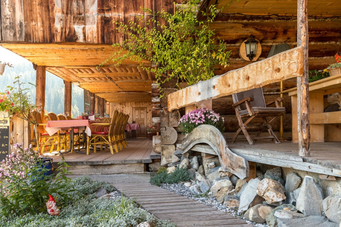 Gasthaus Hochwang Furna. (© Thomas Hablützel) Gasthaus Hochwang Furna: Gemütlicher Sitzplatz vor dem Stall.