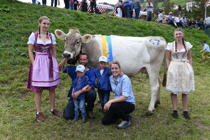 Alpkönigin 2023 Kuh Billy, Armin und Karin Herger, Alp Rona Furna Alpkönigin 2023 Kuh Billy, Armin und Karin Herger, Alp Rona Furna