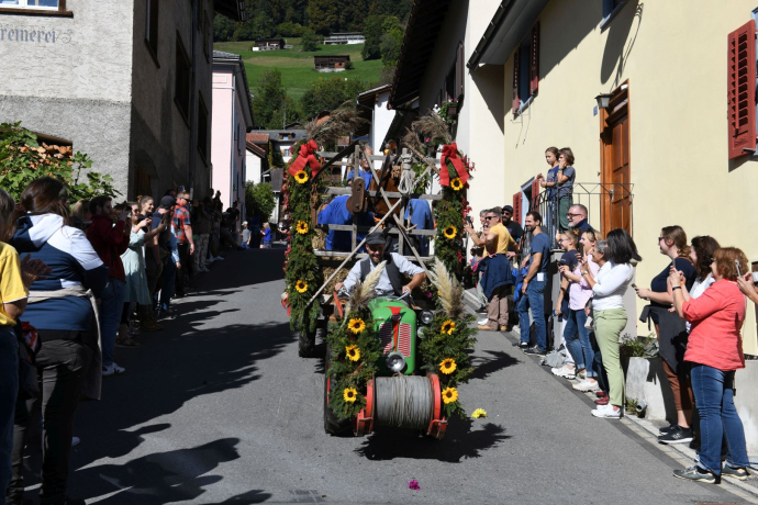Alpabzug Traktor im Dorf Seewis